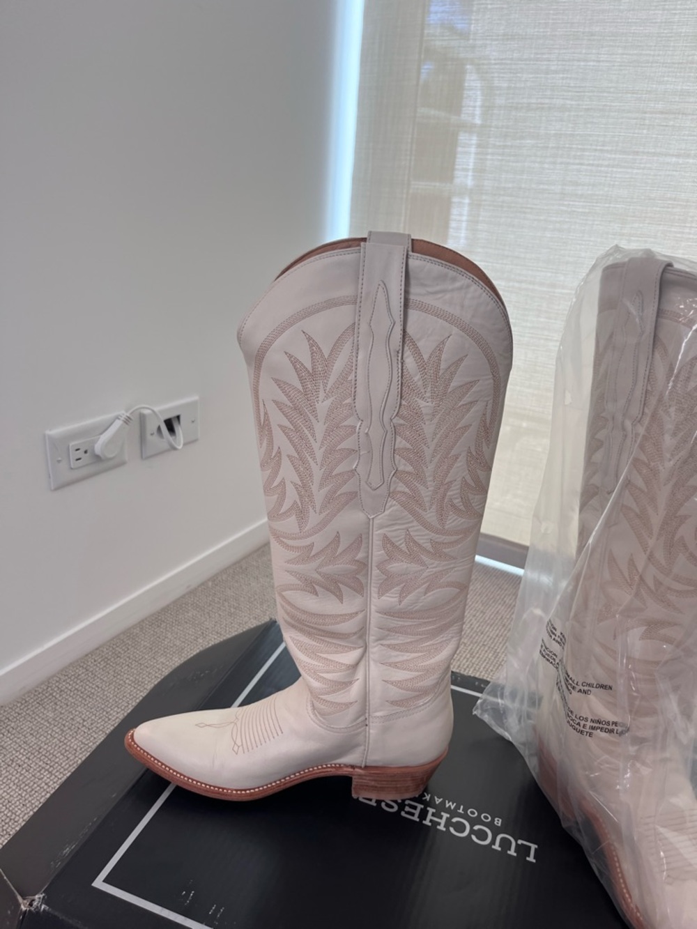 LUCCHESE Brand new never worn White boots - Picture 5 of 5